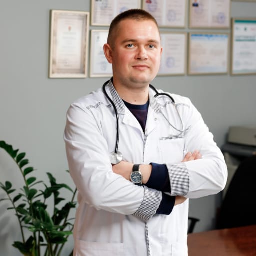 Лікар-нарколог клініки «Вільне Життя» у кабінеті консультації, на стіні — сертифікати
